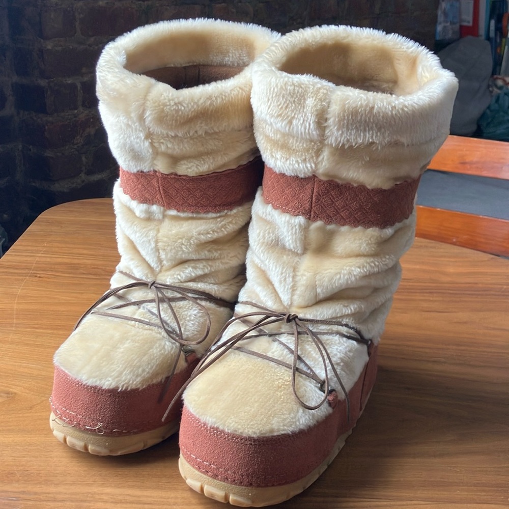 Faux Fur and Suede Moon Boots - Khombu, Size 7, barely worn!